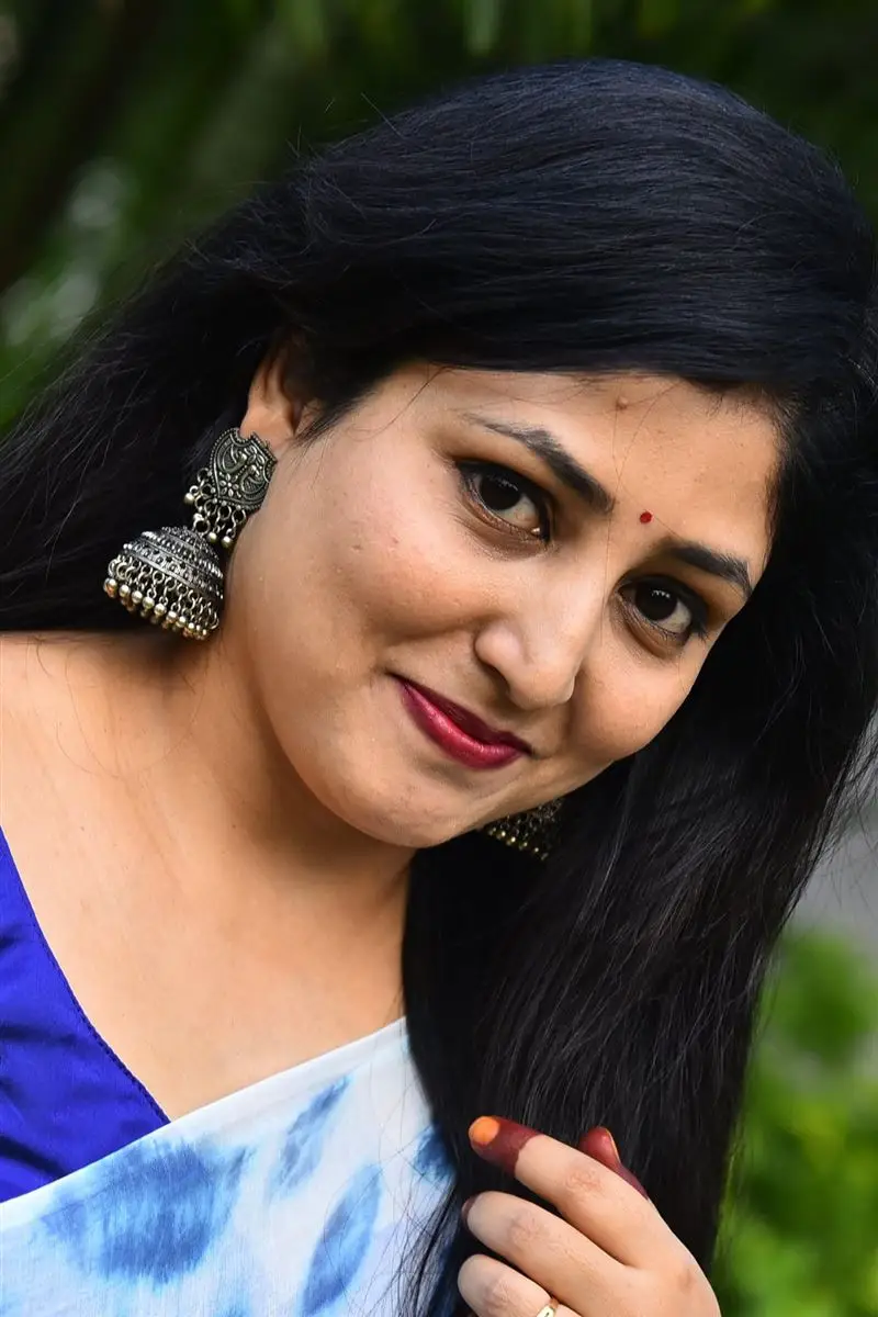 Praneekaanvikaa In Blue Saree Sleeveless Blouse